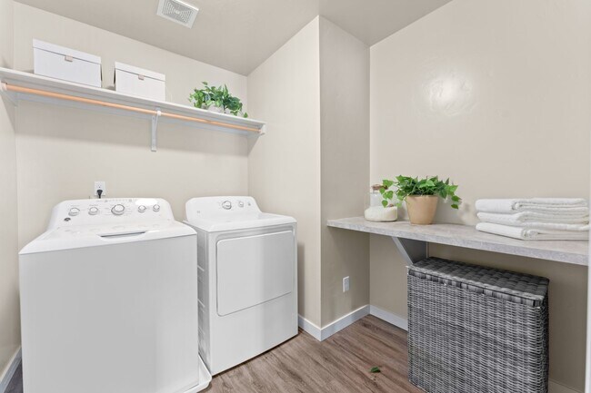 Building Photo - 5 Bedroom 2.5 Bath FOUR CAR GARAGE Eagle, ...