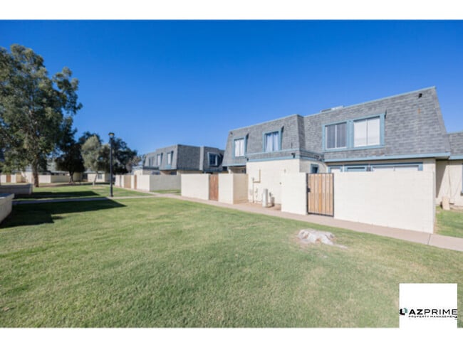 Primary Photo - Beautifully Maintained 2/1 Phoenix Townhou...