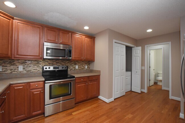 Building Photo - 730 Northview Dr