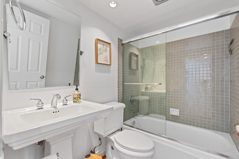 Building Photo - 526 Via De La Valle