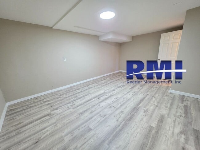 Building Photo - 1723 Shorewood Dr