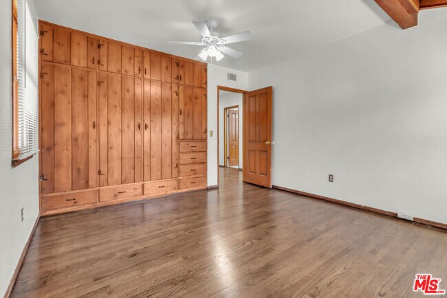 Building Photo - 9322 Lasaine Ave