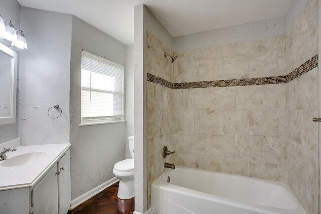 Building Photo - Spacious Three Bedroom Home With Modern Fl...
