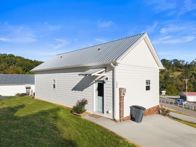 Building Photo - 219 Auttie Cir