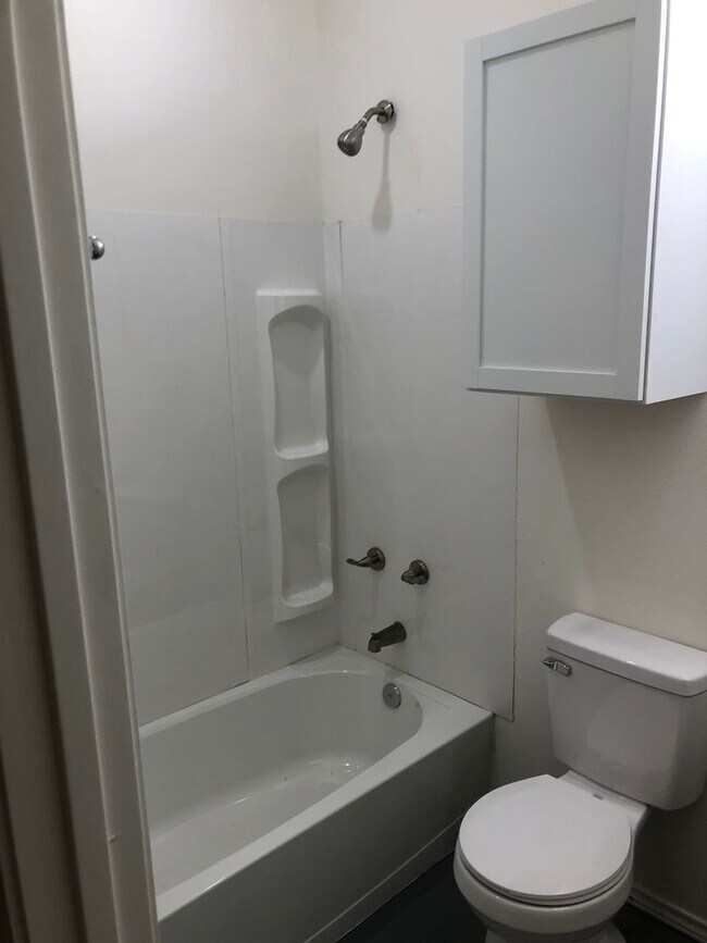 Building Photo - Charming 2BR Duplex in Mineola