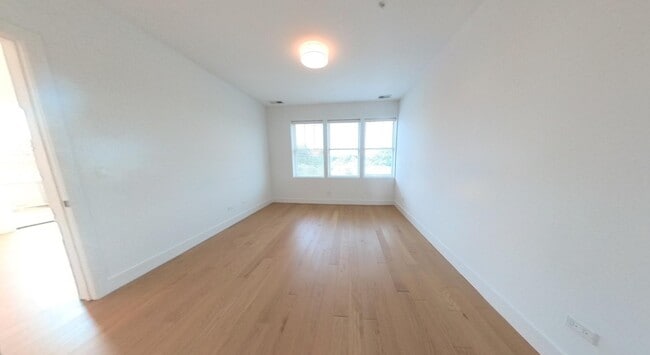 Building Photo - 1121 Greenleaf Ave