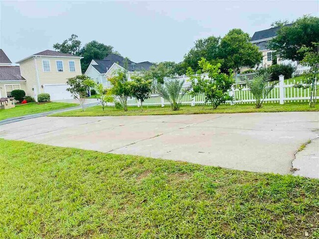 Building Photo - 2111 Fernleigh Dr
