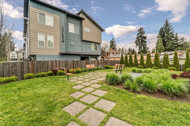 Building Photo - Modern Tri-Level 4BD/3.5BTH Townhouse in Lynnwood for Rent! Pet Friendly!