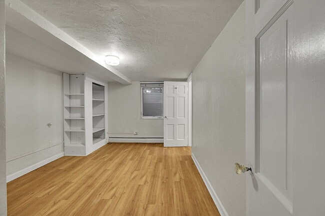 Building Photo - $3,195, 3-bed, 3-bath located in Denver wi...