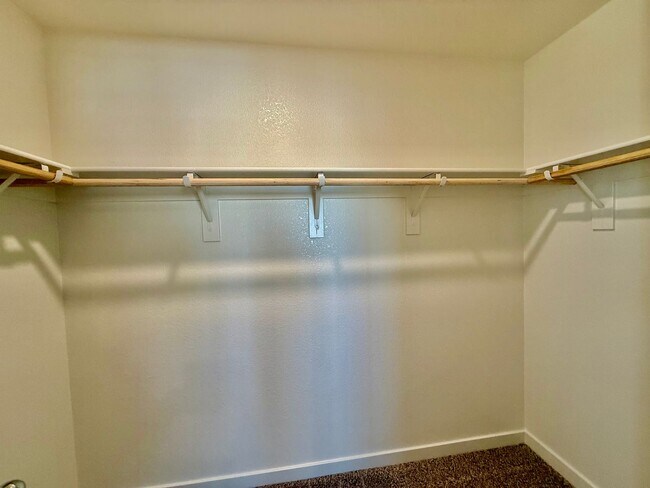 Building Photo - HALP off first months rent!!!!!