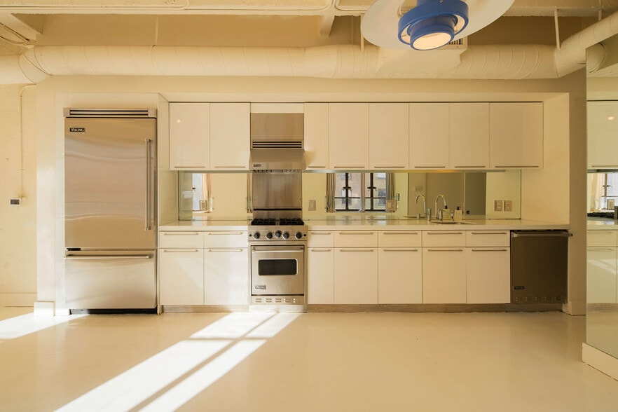 Building Photo - 6253 Hollywood Blvd