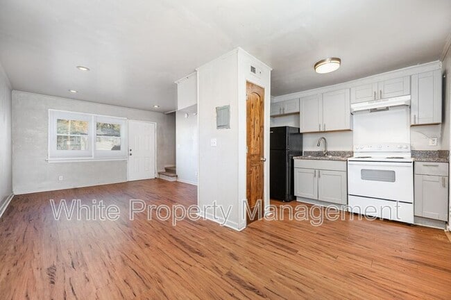 Building Photo - 2407 Julia Ave