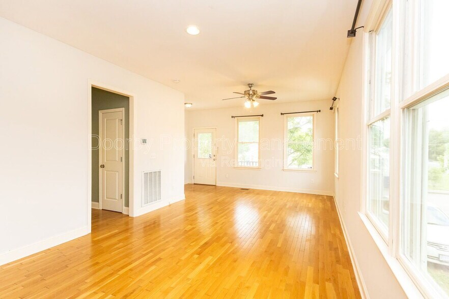 Building Photo - 226 N Hickory St