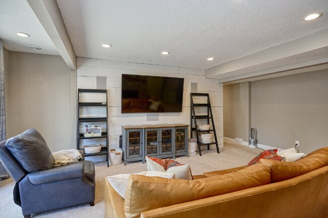 Building Photo - 1832 Essex Rd