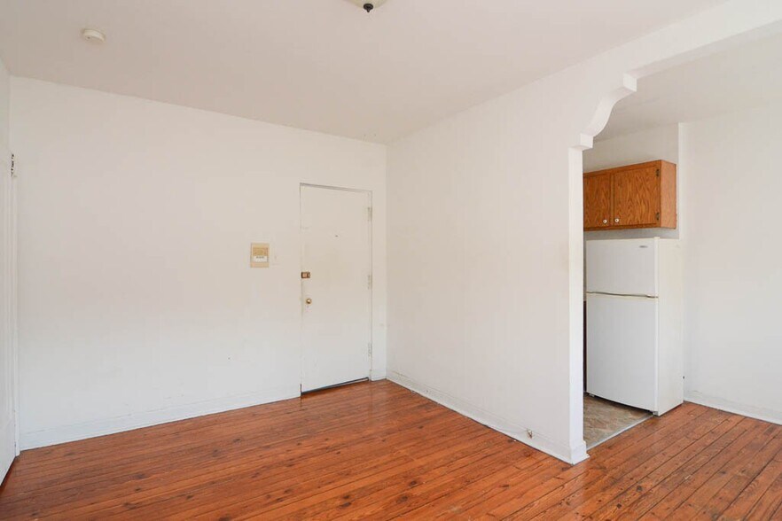 Building Photo - 4060 N Kenmore Ave