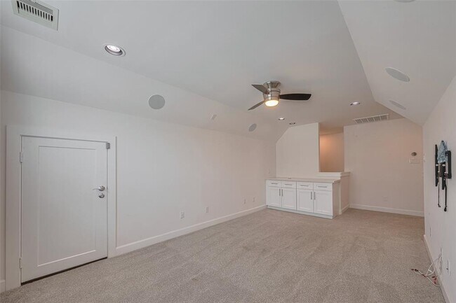 Building Photo - 854 W 20th St