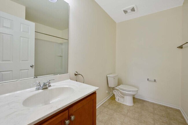 Building Photo - 3 Bedroom Open Concept with Enough Room fo...