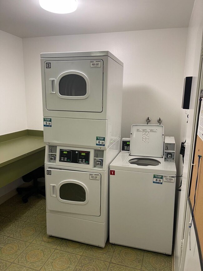 Building Photo - Spacious, open loft-style one bedroom with...