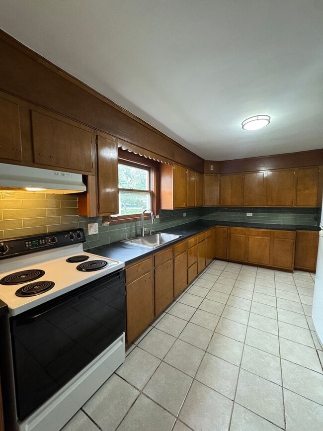 Building Photo - Beautiful 3-bedroom house for Rent AVAILAB...