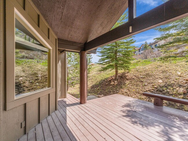 Building Photo - End-Unit Townhome in Cove Canyon