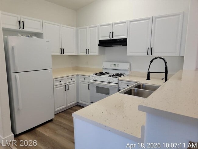 Building Photo - FANTASTIC SOUTHWEST TOWNHOME IN A GATED COMMUNITY!