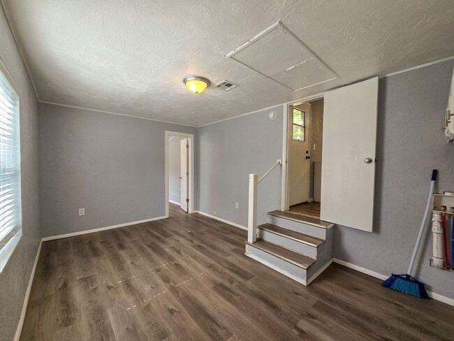 Building Photo - Cute 2 or 3 bedroom 1 bath near OBU