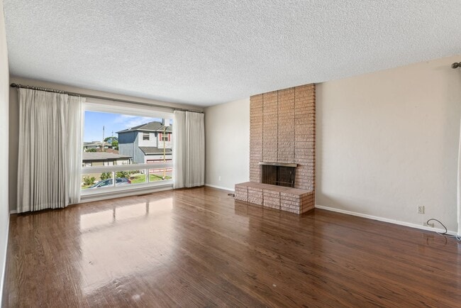 Building Photo - Single-Family Home Located in Peaceful Nei...
