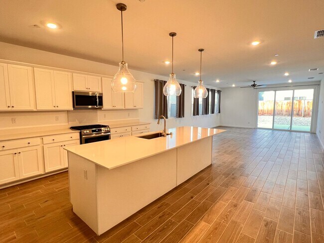 Building Photo - Northwest Bakersfield