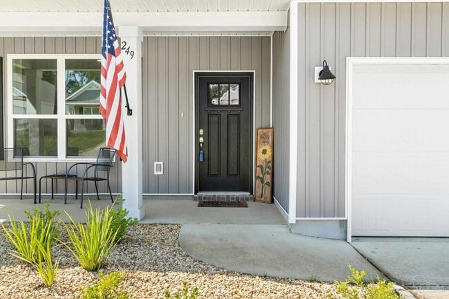 Building Photo - 249 Camellia Dr