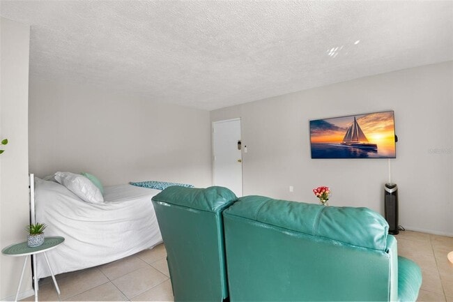 Building Photo - 4215 E Bay Dr