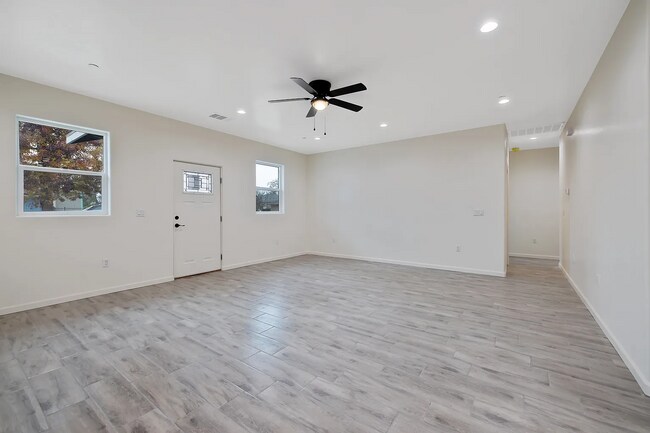 Building Photo - 601 E 10th St