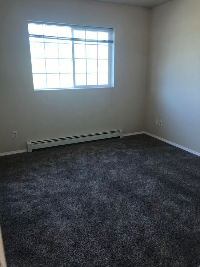 Building Photo - 2 Bedroom 1.5 Bathroom apartment Centrally located