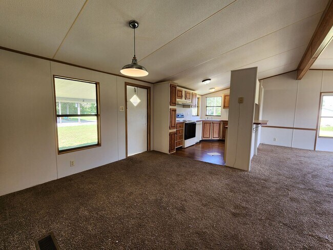 Building Photo - 2 Bedroom 2 Bathroom W/ Storage in family friendly neighborhood!