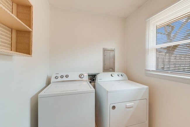 Building Photo - 2 bedroom 1 bathroom duplex-Available JUNE 2026