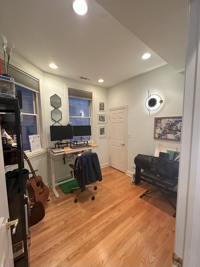 Building Photo - 807 W Buckingham Pl