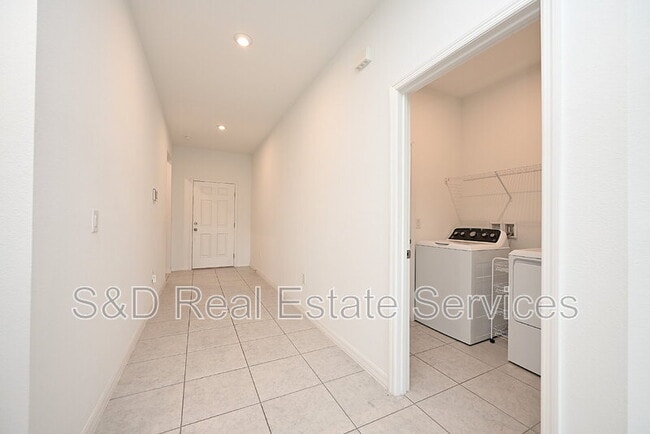 Building Photo - 685 Crown Rose Dr