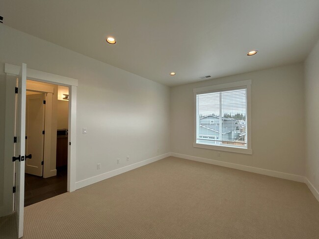 Building Photo - 3 Bedroom / 2.5 Bathroom Townhome in SE Bend