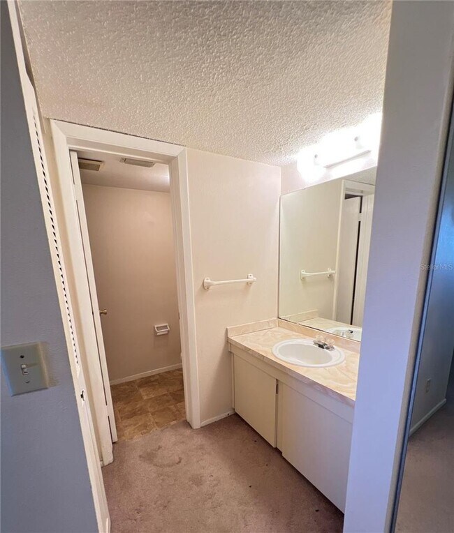 Building Photo - 2/2 Upstairs Silver Downs Condo in Silver ...