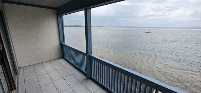 Building Photo - Here is your 3bed/3bath home on the water!