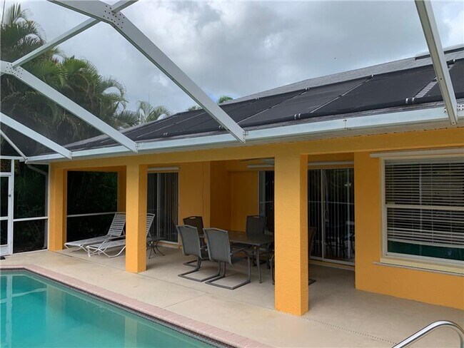 Building Photo - 4418 SW 25th Ave