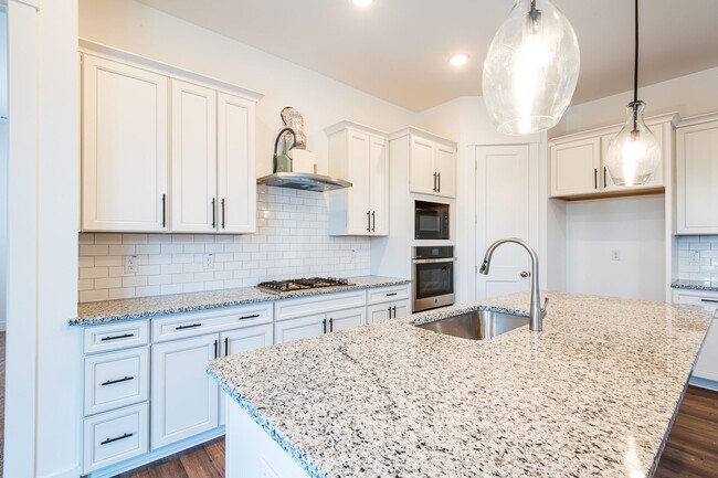 Building Photo - Gorgeous 4+ Bedroom Home in 12 Oaks