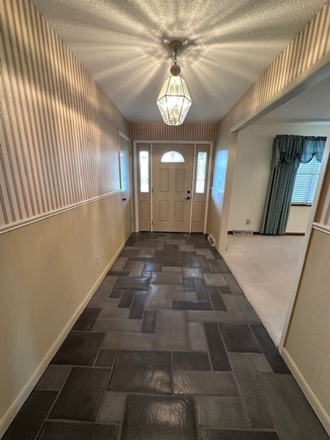 Building Photo - Maryville 37803 - 5 bedroom, 3 bath home - Contact Karen Robertson (865) 454-7626