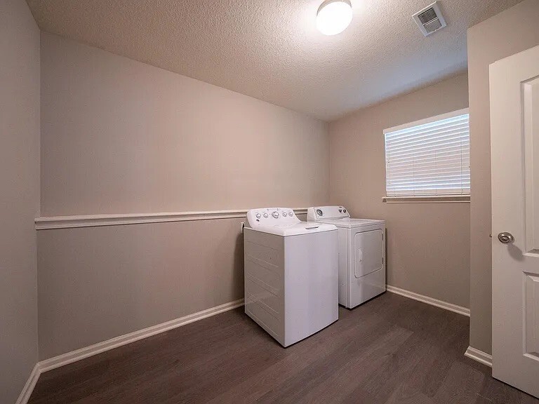 Building Photo - 211 Jackal Dr