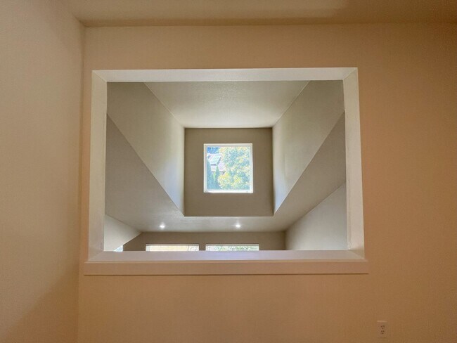 Building Photo - Bright & Airy Home with Granite Kitchen, V...