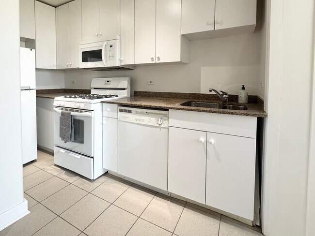 Building Photo - 4335 W Irving Park Rd