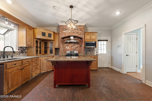 Building Photo - 300 Oak Hollow Dr