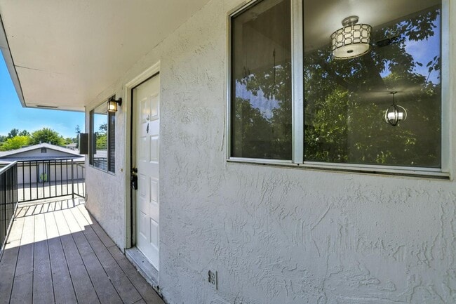 Building Photo - Gorgeous 2 Bed Condo in Foothill Farms