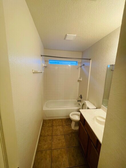 Visitors bathroom and toilet - 2804 Cantabrian Dr