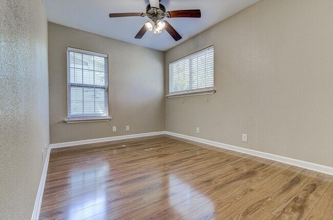 Building Photo - 1410 Kamar Dr