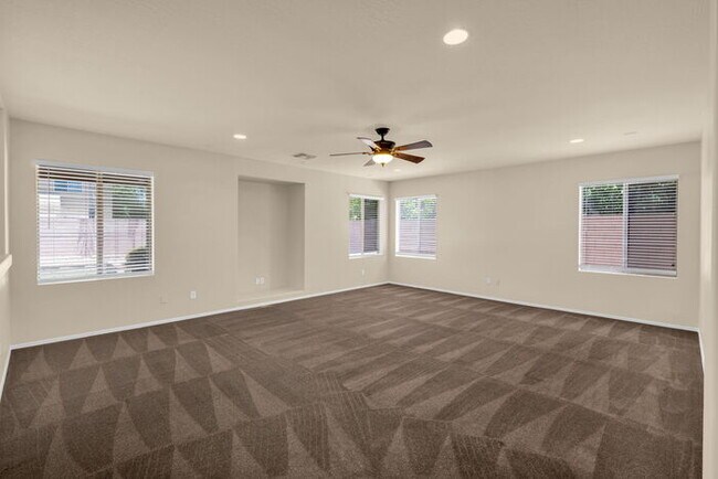 Building Photo - 1412 E Powell Way